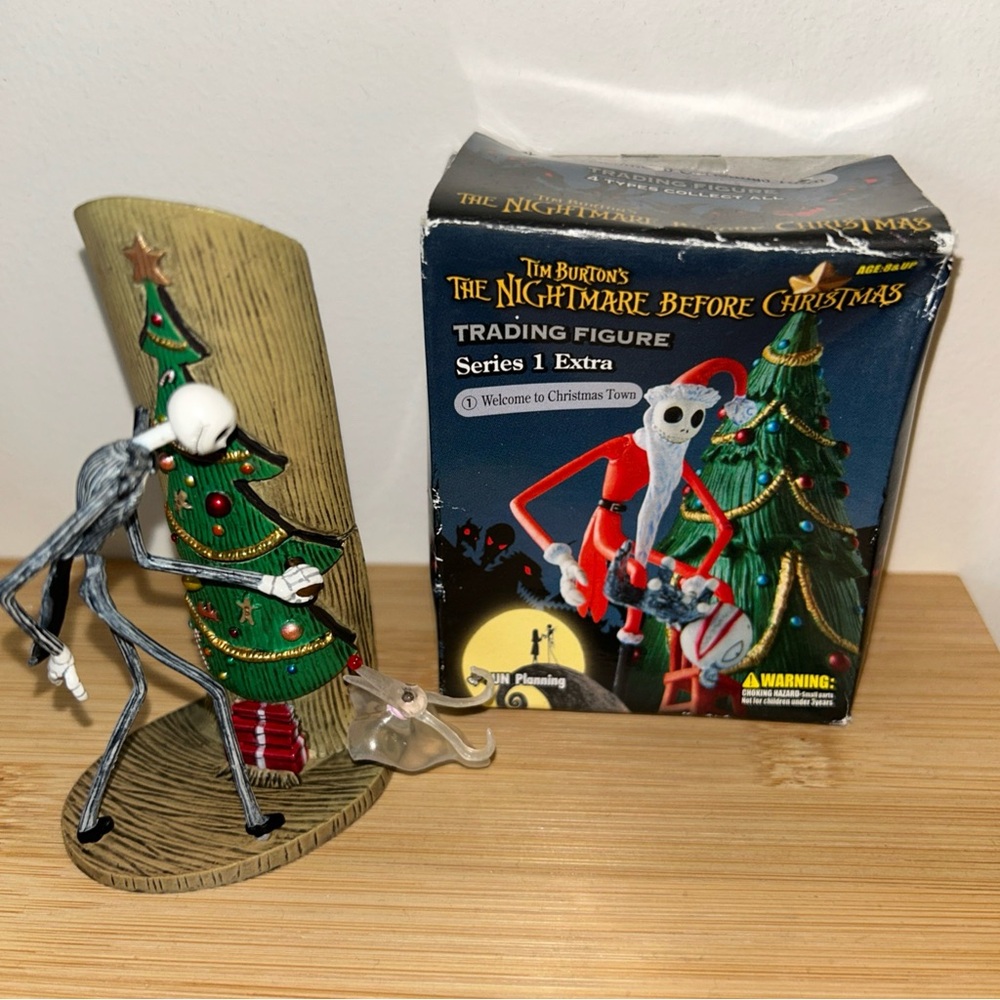 TimBurton’sTheNightmareBeforeChristmas JackSkellingtonFigurinewith ChristmasTree